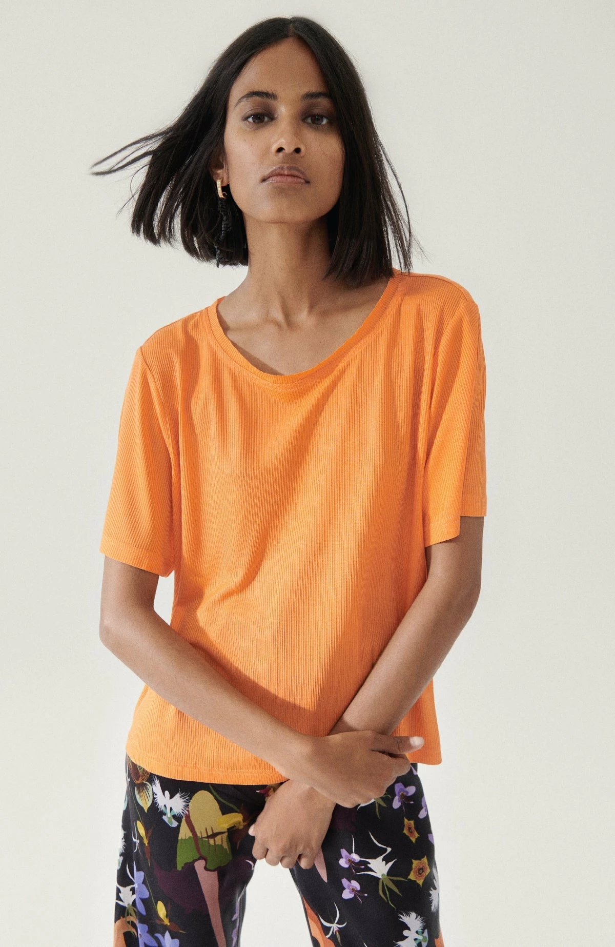 Silk Laundry | Ribbed T-Shirt - Fire Lily 2 Silk Laundry | Ribbed T-Shirt - Fire Lily - Image 2