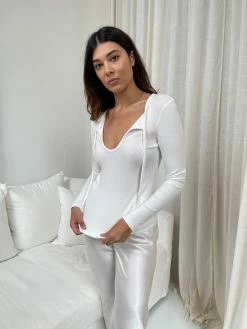 Caitlin Crisp | Scarlett Top - White -Acler Shop p 6257f31f d5fd 4e3a bc94 8dcca9dae912 scaled